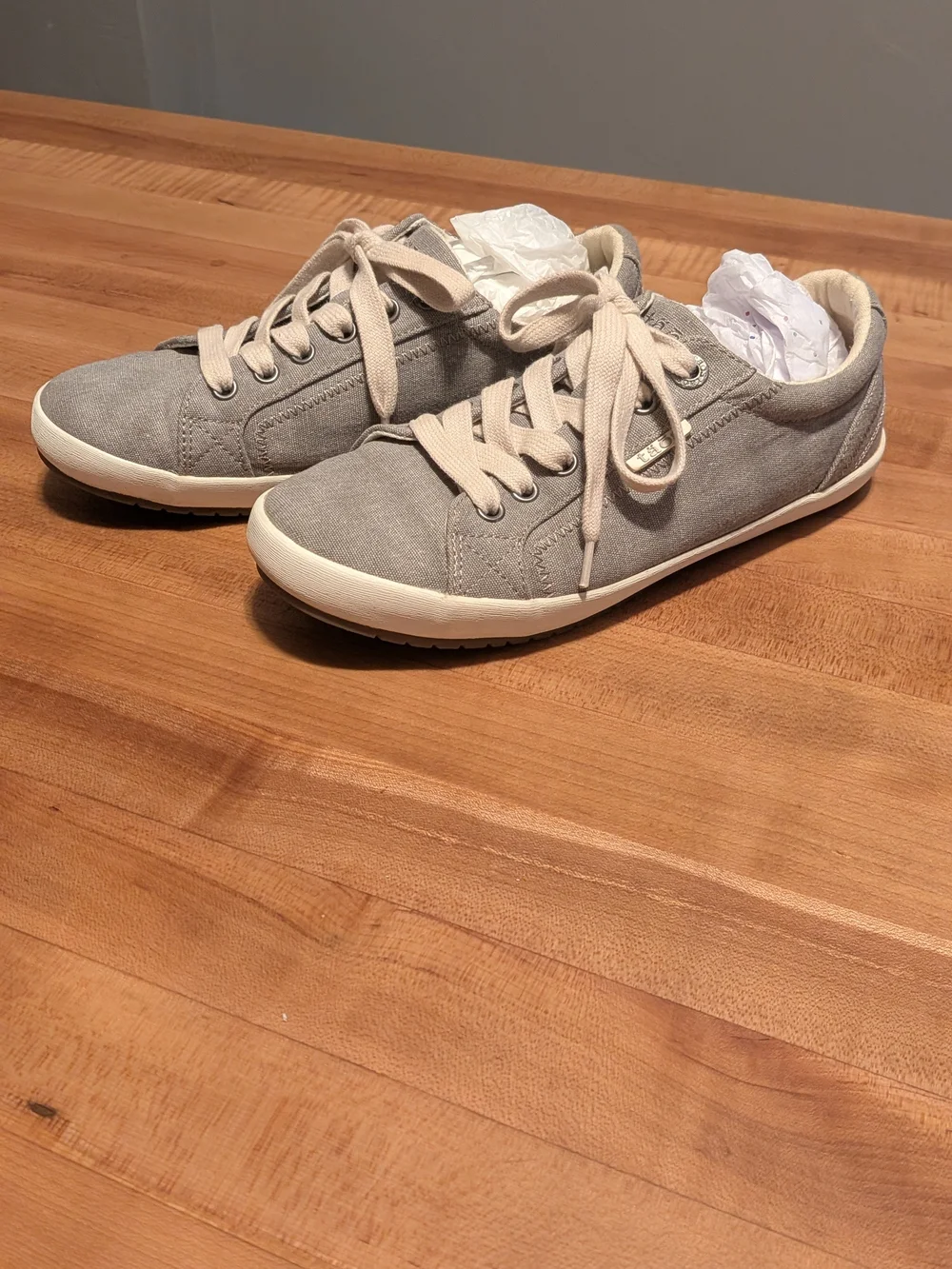 Taos Footwear Gray Canvas Low-Top Sneakers with Cream Laces 7W - Picture 4 of 10